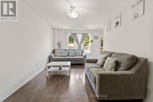 2 - 9 Lakeshore Road, St. Catharines (Lakeshore), ON - Indoor Photo Showing Living Room
