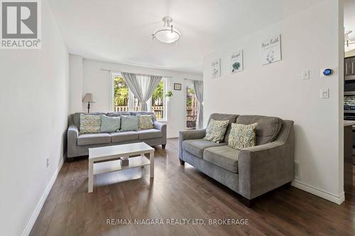 2 - 9 Lakeshore Road, St. Catharines (Lakeshore), ON - Indoor Photo Showing Living Room