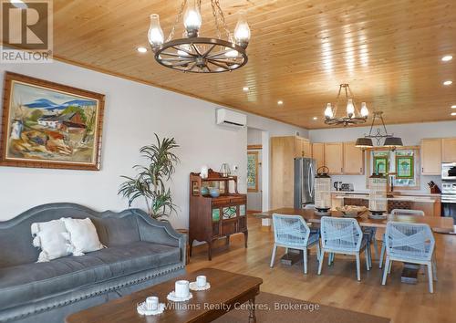 315 Shoreline Avenue, South Bruce Peninsula, ON - Indoor Photo Showing Living Room