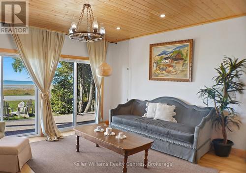 315 Shoreline Avenue, South Bruce Peninsula, ON - Indoor Photo Showing Living Room