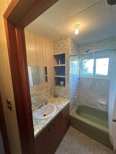 208 1St Street E, Sandy Lake, MB - Indoor Photo Showing Bathroom