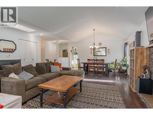 1518 3B Highway, Fruitvale, BC - Indoor Photo Showing Living Room