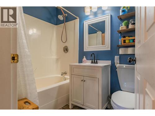 1518 3B Highway, Fruitvale, BC - Indoor Photo Showing Bathroom