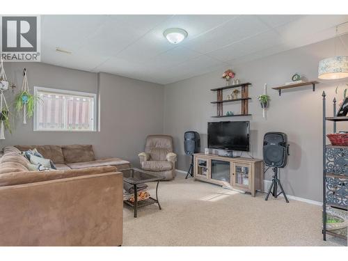 1518 3B Highway, Fruitvale, BC - Indoor Photo Showing Living Room