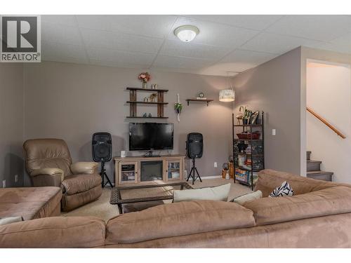1518 3B Highway, Fruitvale, BC - Indoor Photo Showing Living Room