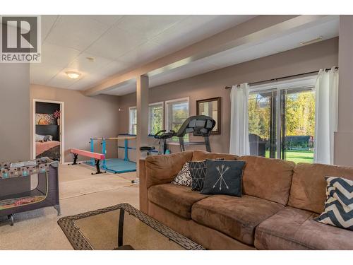 1518 3B Highway, Fruitvale, BC - Indoor Photo Showing Living Room