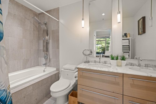 119-68 Songhees Rd, Victoria, BC - Indoor Photo Showing Bathroom