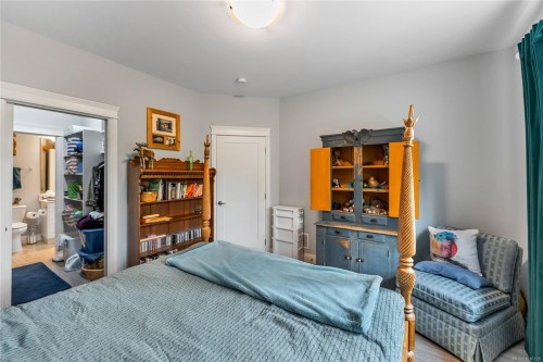2876 Sherman Rd, Duncan, BC - Indoor Photo Showing Bedroom