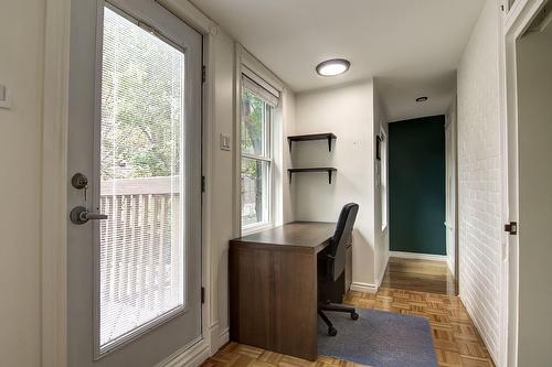 Library - 1846 Rue St-Timothée, Montréal (Ville-Marie), QC 