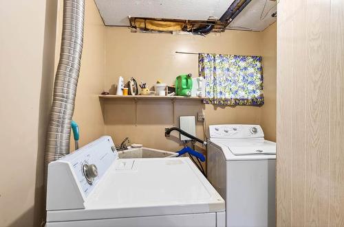 2271 Park Drive, Kamloops, BC - Indoor Photo Showing Laundry Room