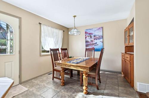 2271 Park Drive, Kamloops, BC - Indoor Photo Showing Dining Room