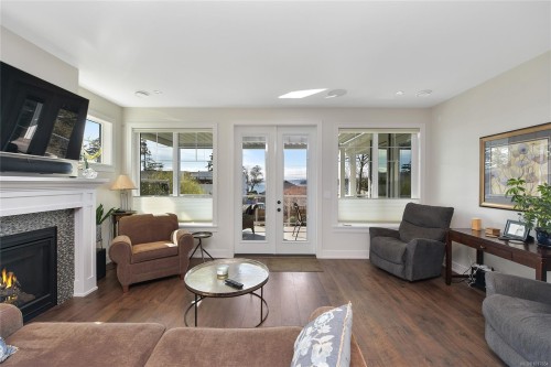 10324 Tsaykum Rd, North Saanich, BC 