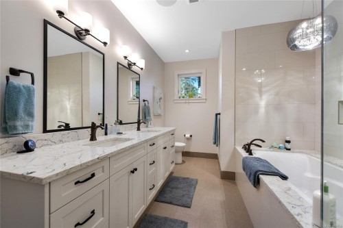 10324 Tsaykum Rd, North Saanich, BC 