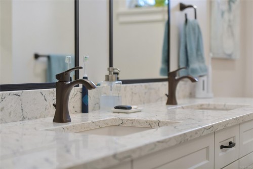 10324 Tsaykum Rd, North Saanich, BC 