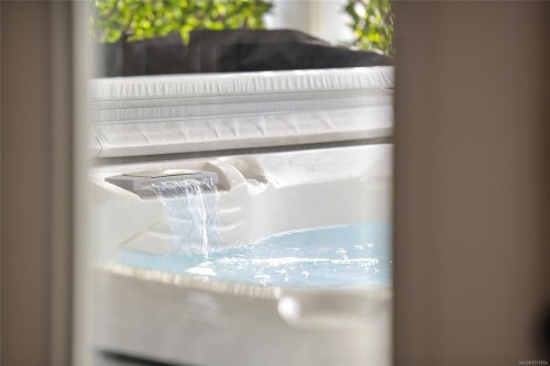 10324 Tsaykum Rd, North Saanich, BC 