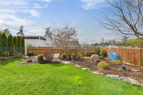 10324 Tsaykum Rd, North Saanich, BC 
