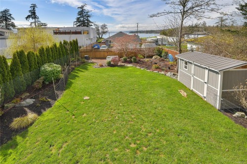 10324 Tsaykum Rd, North Saanich, BC 