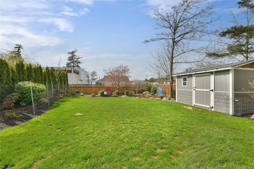 10324 Tsaykum Rd, North Saanich, BC 