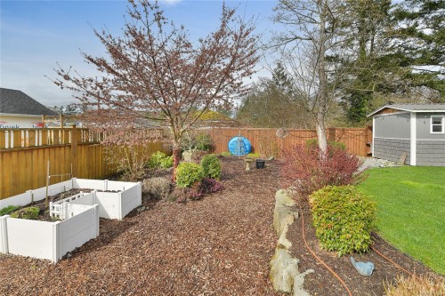 10324 Tsaykum Rd, North Saanich, BC 