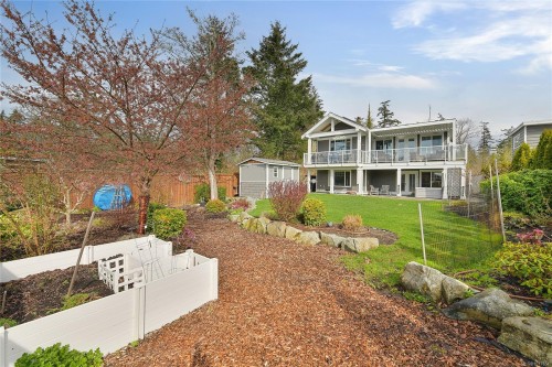 10324 Tsaykum Rd, North Saanich, BC 