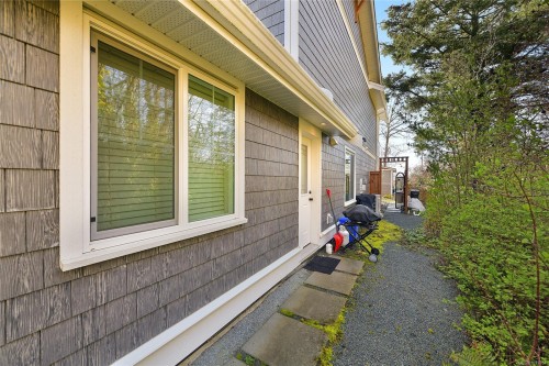 10324 Tsaykum Rd, North Saanich, BC 