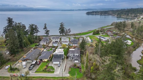 10324 Tsaykum Rd, North Saanich, BC 