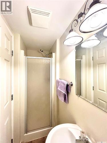 17 Mitchell Street, Saskatoon, SK - Indoor Photo Showing Bathroom