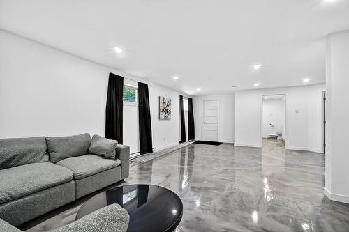 Family room - 1596 Av. Phillips, Mascouche, QC - Indoor