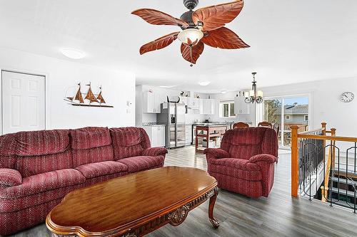 Salon - 34 Rue Centre, Shawville, QC - Indoor Photo Showing Living Room