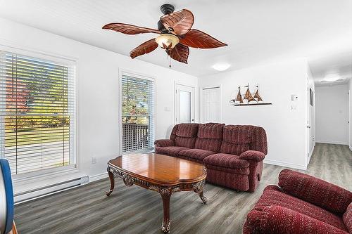 Salon - 34 Rue Centre, Shawville, QC - Indoor Photo Showing Living Room