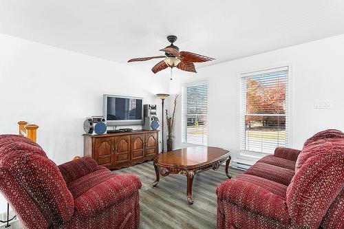 Salon - 34 Rue Centre, Shawville, QC - Indoor Photo Showing Living Room