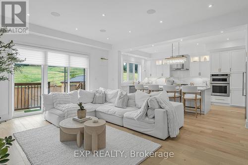 3978 Highland Park Drive, Lincoln, ON - Indoor Photo Showing Living Room