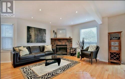 7147 Harding Crescent, Mississauga, ON - Indoor Photo Showing Living Room With Fireplace