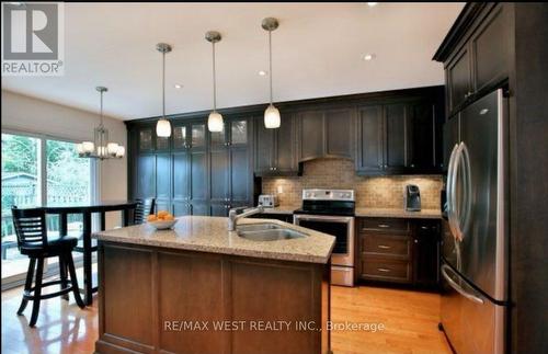 7147 Harding Crescent, Mississauga, ON - Indoor Photo Showing Kitchen With Stainless Steel Kitchen With Double Sink With Upgraded Kitchen