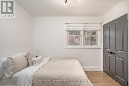 564 Maplehill Drive, Burlington, ON - Indoor Photo Showing Bedroom