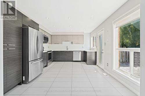 5562 Broadpath Gate, Mississauga, ON - Indoor Photo Showing Kitchen