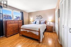 Primary bedroom w his/her closets & ensuite bath - 