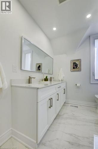 160 Homewood Avenue, Kitchener, ON - Indoor Photo Showing Bathroom