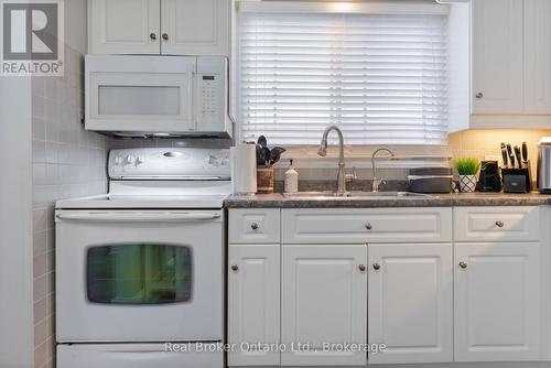 387 Lee Avenue, Waterloo, ON - Indoor Photo Showing Kitchen