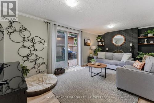 387 Lee Avenue, Waterloo, ON - Indoor Photo Showing Living Room