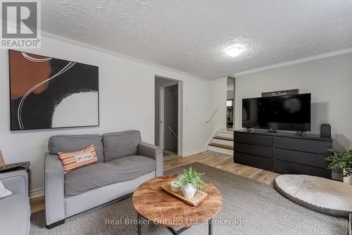 387 Lee Avenue, Waterloo, ON - Indoor Photo Showing Living Room