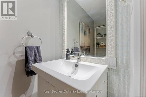 387 Lee Avenue, Waterloo, ON - Indoor Photo Showing Bathroom