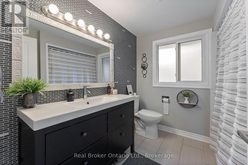 387 Lee Avenue, Waterloo, ON - Indoor Photo Showing Bathroom