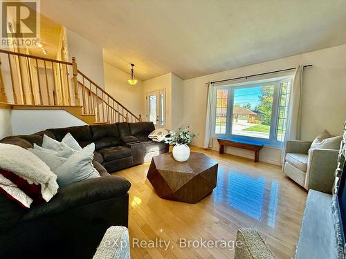 217 Thomas Street, Brockton, ON - Indoor Photo Showing Living Room