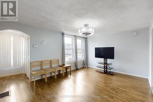 43 Normanhurst Avenue, Hamilton, ON - Indoor Photo Showing Living Room