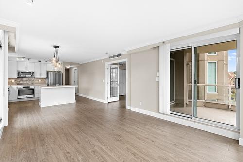 501-1152 Sunset Drive, Kelowna, BC - Indoor Photo Showing Kitchen