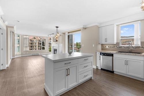 501-1152 Sunset Drive, Kelowna, BC - Indoor Photo Showing Kitchen