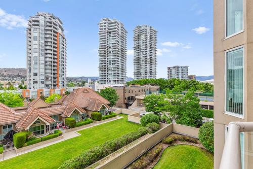 501-1152 Sunset Drive, Kelowna, BC - Outdoor With Facade