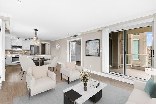 501-1152 Sunset Drive, Kelowna, BC - Indoor Photo Showing Living Room