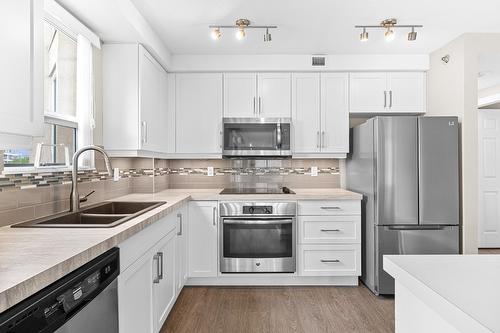 501-1152 Sunset Drive, Kelowna, BC - Indoor Photo Showing Kitchen With Double Sink With Upgraded Kitchen